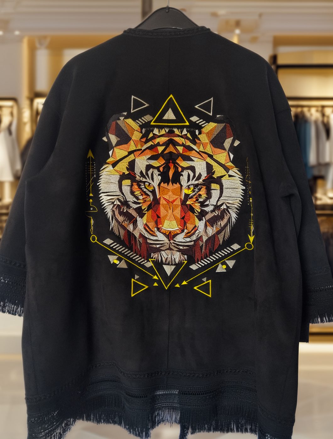 Veste tigre sur faux daim