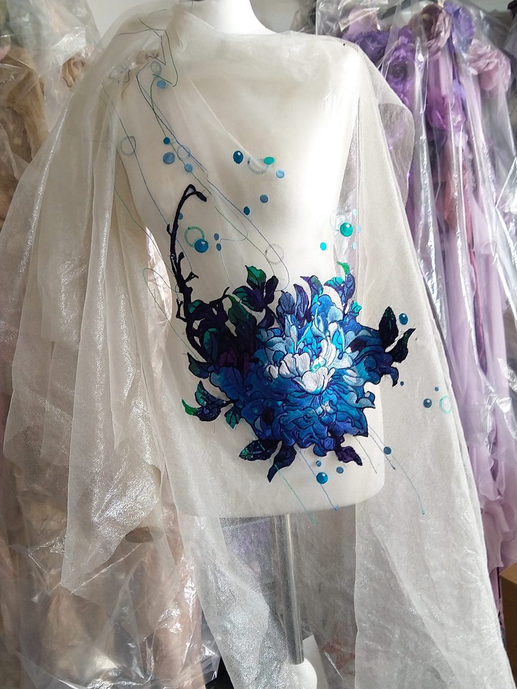 Fleur sur organza ivoire