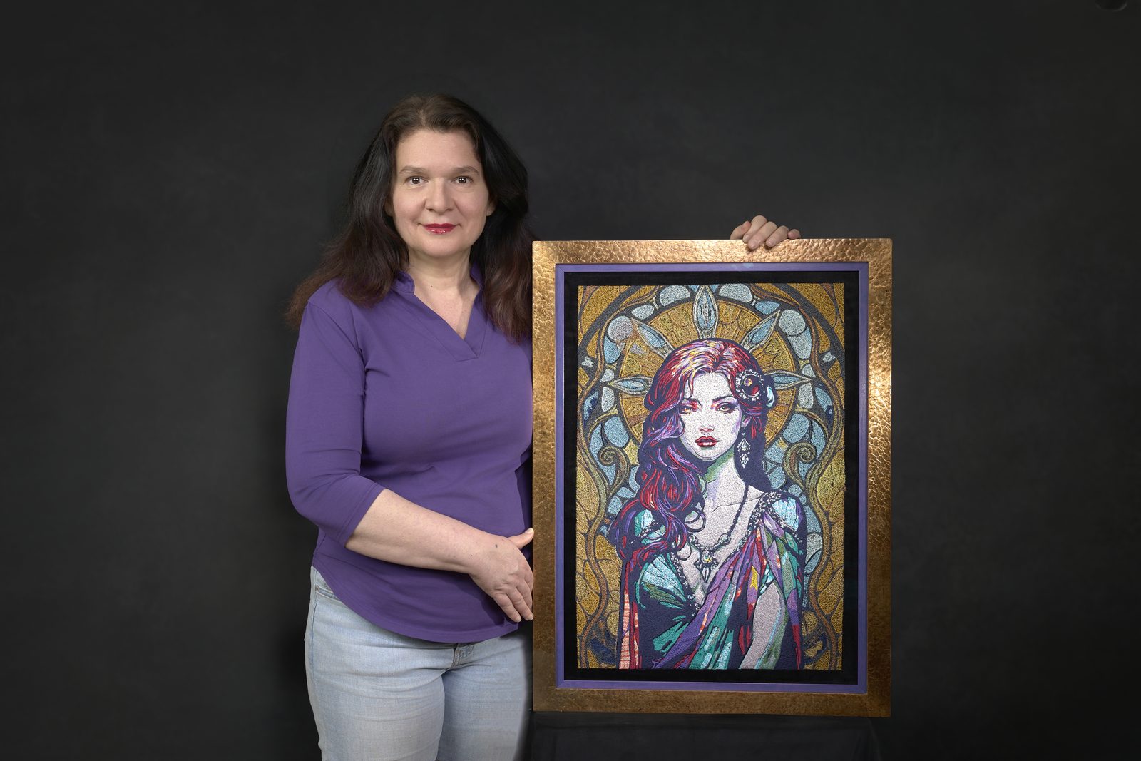 Cécile Hadjian devant son tableau Aphrodite